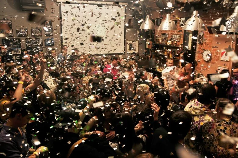 渋谷で20人,30人,40人,50人,60人,70人,80人,90人,100人までOK
大画面プロジェクターや音響機器まで無料で使える!